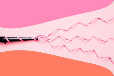 Koni Curling değnek demir. Renkli arka planda profesyonel kuaförler ekipmanları. Kıvırcık saç Styling kavramı. Minimal Flay yatıyordu