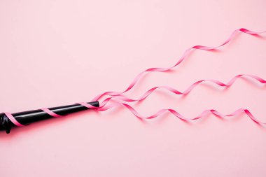 Koni Curling değnek demir. Renkli arka planda profesyonel kuaförler ekipmanları. Kıvırcık saç Styling kavramı. Minimal Flay yatıyordu