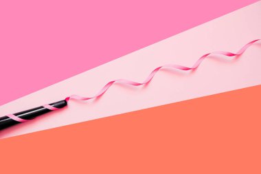 Koni Curling değnek demir. Renkli arka planda profesyonel kuaförler ekipmanları. Kıvırcık saç Styling kavramı. Minimal Flay yatıyordu