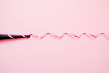 Koni Curling değnek demir. Renkli arka planda profesyonel kuaförler ekipmanları. Kıvırcık saç Styling kavramı. Minimal Flay yatıyordu