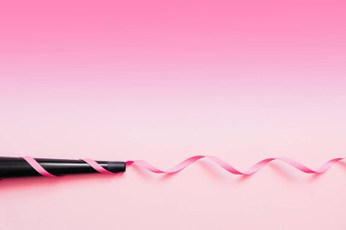 Koni Curling değnek demir. Renkli arka planda profesyonel kuaförler ekipmanları. Kıvırcık saç Styling kavramı. Minimal Flay yatıyordu