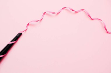 Koni Curling değnek demir. Renkli arka planda profesyonel kuaförler ekipmanları. Kıvırcık saç Styling kavramı. Minimal Flay yatıyordu