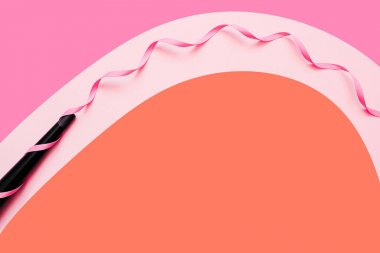 Koni Curling değnek demir. Renkli arka planda profesyonel kuaförler ekipmanları. Kıvırcık saç Styling kavramı. Minimal Flay yatıyordu