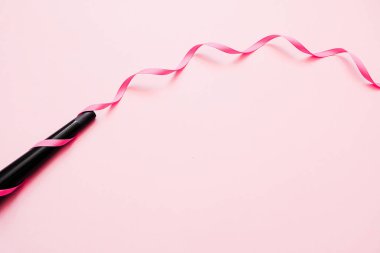 Koni Curling değnek demir. Renkli arka planda profesyonel kuaförler ekipmanları. Kıvırcık saç Styling kavramı. Minimal Flay yatıyordu