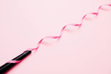 Koni Curling değnek demir. Renkli arka planda profesyonel kuaförler ekipmanları. Kıvırcık saç Styling kavramı. Minimal Flay yatıyordu