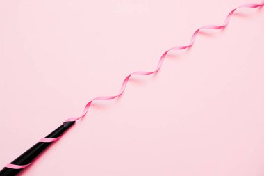 Koni Curling değnek demir. Renkli arka planda profesyonel kuaförler ekipmanları. Kıvırcık saç Styling kavramı. Minimal Flay yatıyordu