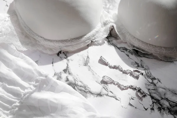 Flatlay compositie met witte beha op marmeren achtergrond. Bovenaanzicht ondergoed. Lace lingy. Bruid concept — Stockfoto