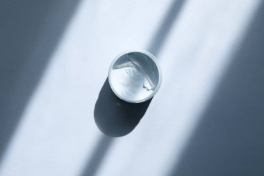 Düz bir kavanoz mavi kil temizleyici maskesi ile yatıyordu. Yüz kozmetik ürünleri ile güzellik arka plan