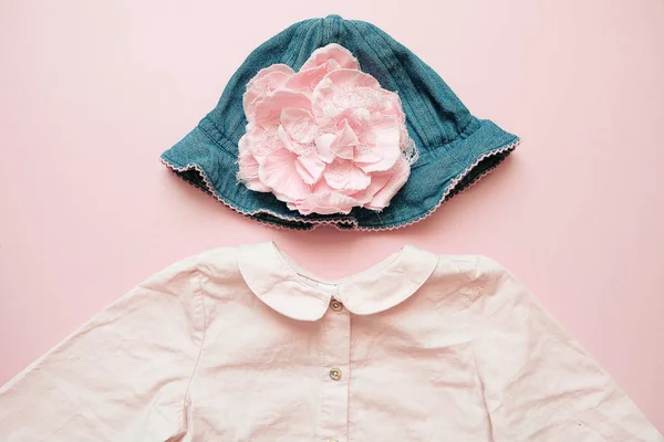 Conjunto de ropa para niños de verano sobre fondo rosa. Niña look de moda con sombrero de mezclilla y camisa — Foto de Stock