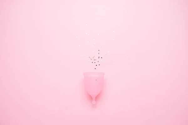 Menstruationstasse auf rosa Hintergrund. alternatives feminines Hygieneprodukt während dieser Zeit. Frauengesundheitskonzept — Stockfoto