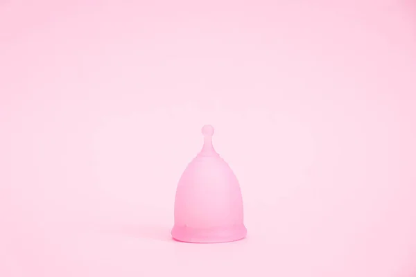 Menstruacyjny kubek na różowym tle. Alternatywny produkt higieniczny kobiecy w okresie. Koncepcja zdrowia kobiet — Zdjęcie stockowe