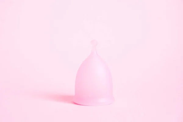 Cangkir menstruasi dengan latar belakang merah muda. Produk higenitas feminin alternatif selama periode tersebut. Konsep kesehatan perempuan — Stok Foto