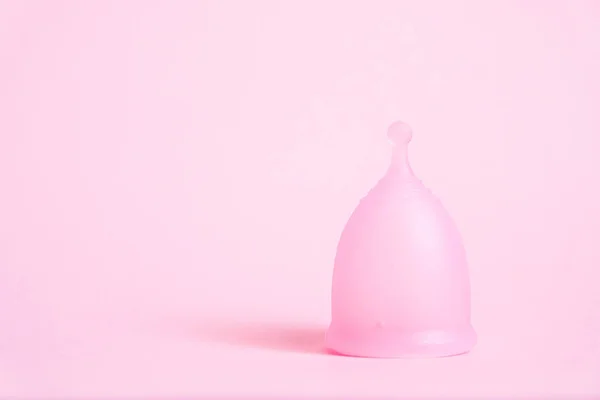 Cangkir menstruasi dengan latar belakang merah muda. Produk higenitas feminin alternatif selama periode tersebut. Konsep kesehatan perempuan — Stok Foto