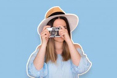 Şapka takan retro kameralı komik havalı kız, mavi arka plan üzerinde mavi elbise. Karikatür sosyal ağ çıkartmaları