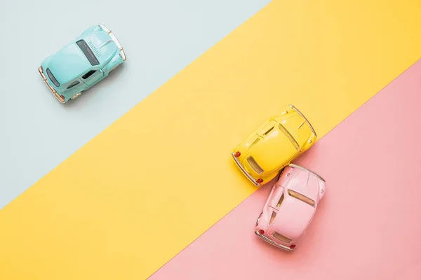 Klassische 50er Jahre Modell Spielzeugautos Unfall auf der Straße. Auto c — Stockfoto
