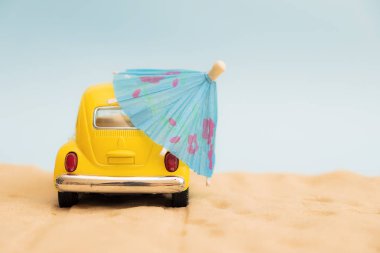 Plaj şemsiyesi ile plajda Vintage sarı araba. Tropikal Ho