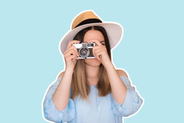 Mavi arka plan üzerinde fotoğraf kamerası ile ayakta yaz şapka gülümseyen bir genç kadın portresi. Karikatür sosyal ağ çıkartmaları