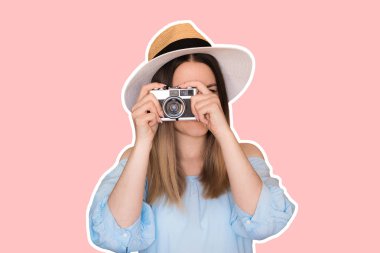 Kameralı genç bir kadın. Mavi elbiseli esmer. Hippi moda fotoğrafçısı kız. Gençler. Çizgi film sosyal ağ etiketleri.