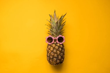 Güneş gözlüğü Moda Hipster Ananas. Parlak Yaz Rengi. Tropikal Meyve. Yaratıcı Sanat kavramı. Minimal tarzı Hot Beach Party 