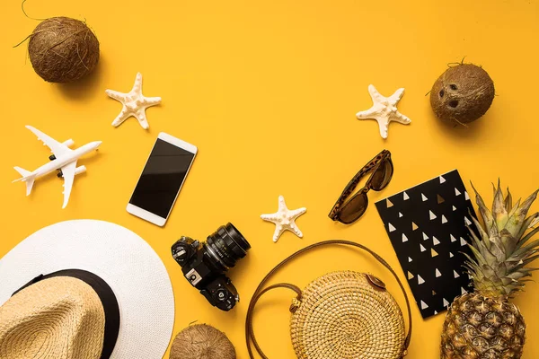 Summer traveler accessories. Straw hat,  camera — Stock Photo, Image