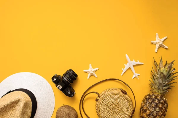 Summer traveler accessories. Straw hat,  camera — Stock Photo, Image