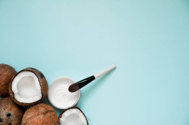 Cam ve renkli masa arka plan üzerinde ahşap kaşık taze hindistan cevizi yağı.