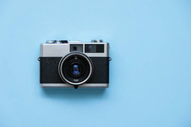 Mavi arka planda Moda Film Kamera. Fotoğraf çekimi. Pop Art. Hipster Trendy Vintage Aksesuarlar. Minimal düz yatıyordu
