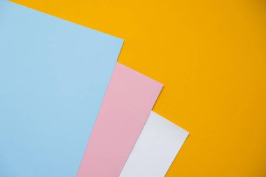 Mavi, sarı ve pembe pastel renk kağıt geometrik düz yatıyordu arka plan.