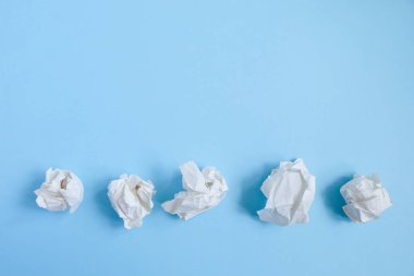 Mavi arka planda kırılmış Kağıt topları. Konsept fikir ve yaratıcı