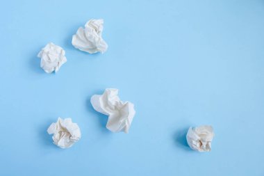 Mavi arka planda kırılmış Kağıt topları. Konsept fikir ve yaratıcı