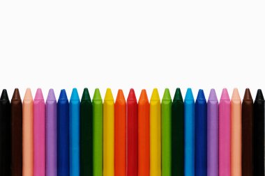 Okul geçmişine geri dönelim. gökkuşağı kalemlerolors. Renkli okul malzemeleri.