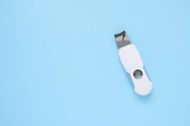 Ultrasonik scraber. Yüzün ultrasonik temizleme prosedürü. Kozmetolojik klinik. Kozmetik prosedür. Modern ekipmanlar