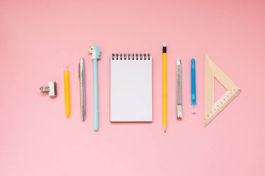 Pembe arka plan ve sarı okul malzemeleri. Okula geri dön. Düz yatıyordu