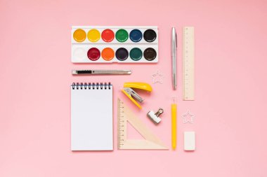 Pastel pembe arka plan üzerinde sarı okul malzemeleri. Okula geri dön. Düz yatıyordu