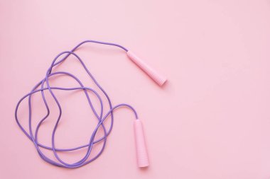 Atlama veya pembe arka plan üzerinde ip atlama.