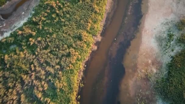 Drohnenaufnahmen von oben, die über einen trockenen See oder Fluss fliegen. Dürre führte zu Landschaft, globale Erwärmung bedroht ökologisches Problem — Stockvideo