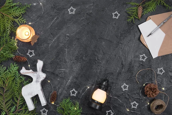 Рождественская композиция Подарки, конверт, елки ветви, белые украшения на черном фоне . — стоковое фото