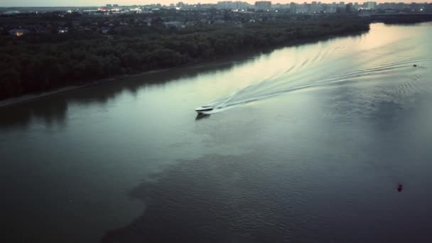 Stockvideo Lyx yacht segling stad flod. Flygfoto över vit båt. Motorbåt segling flod — Stockvideo