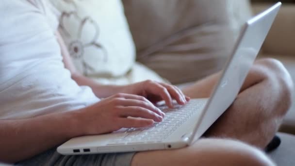 Hombre freelancer trabajando en el ordenador portátil en casa-oficina. Primer plano de las manos escribiendo en el teclado. Empresario escribiendo carta de negocios en el trabajo . — Vídeos de Stock