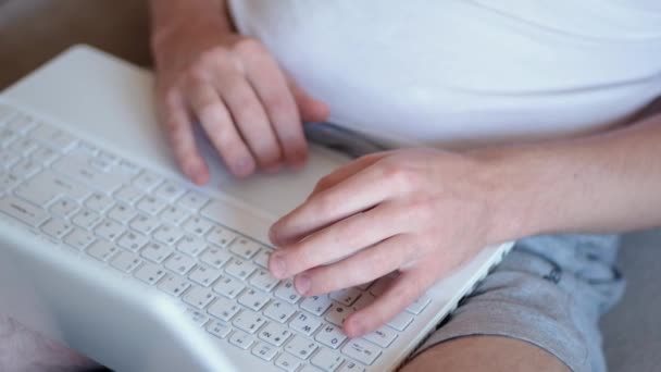 Hombre freelancer trabajando en el ordenador portátil en casa-oficina. Primer plano de las manos escribiendo en el teclado. Empresario escribiendo carta de negocios en el trabajo . — Vídeos de Stock