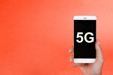 Tehlike kavramı, 5G sembollü bir telefonu tutmak. 5G ağı konsepti, yüksek hızlı mobil internet, yeni nesil ağlar