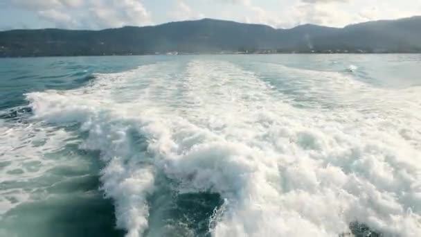 A slow motion view of the wake behind a large cruise ship at sea. Ship Sailing on Ocean. View from the back of a ship over the waters surface in sea — Stock Video