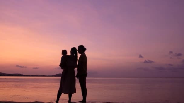 Amistosos abrazos familiares y besos en la playa tropical al atardecer. Concepto de familia feliz . — Vídeos de Stock