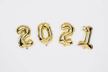  Mutlu yıllar 2021 kutlamaları. Beyaz arkaplanda 2020 sayılı altın folyo balonları