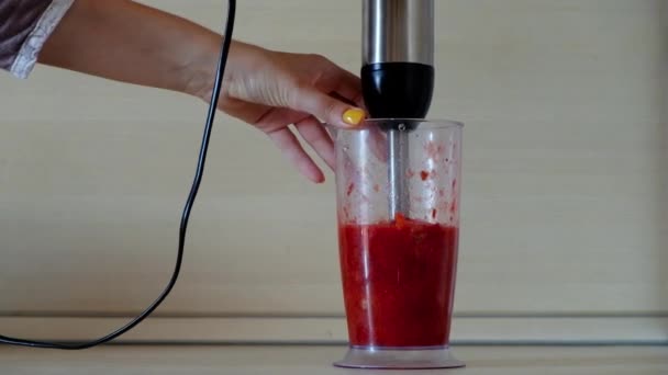 Manger sainement, cuisiner, concept d'appareils de cuisine - gros plan de mélangeur shaker avec des fruits et des baies smoothie isolé sur fond blanc. Nourriture végétarienne, régime. Concentration sélective. — Video