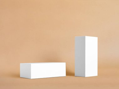 Bej soyut arkaplanda beyaz dikdörtgen şekiller. Minimum kutular ve geometrik podyum. Geometrik şekilli sahne. Kozmetik ürün sunumu için boş bir vitrin. Moda dergisi.