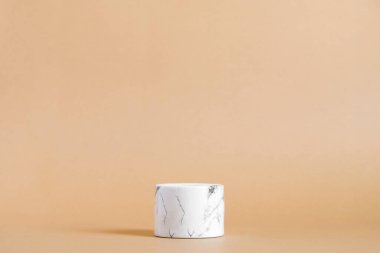 Pastel bej renkli arka planda boş beyaz mermer podyum. Minimum kutular ve geometrik podyum. Geometrik şekilli sahne. Kozmetik ürün sunumu için boş bir vitrin. Moda dergisi.