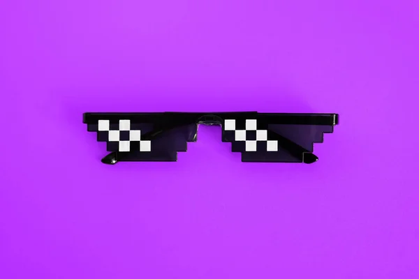 Grappige pixelvormige baas zonnebril op paarse achtergrond. Gangster, Zwarte schurk meme bril. Pixel 8bit stijl — Stockfoto