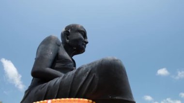 KO SAMUI, THAILAND - 26 Şubat 2020: Wat Bo Phuttharam 'da dua eden keşiş Luang Phor Thuad' ın heykeli, koh Samui, Tayland