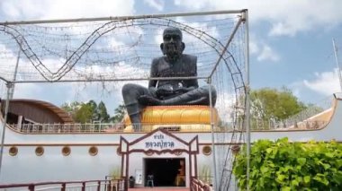 KO SAMUI, THAILAND - 26 Şubat 2020: Wat Bo Phuttharam 'da dua eden keşiş Luang Phor Thuad' ın heykeli, koh Samui, Tayland